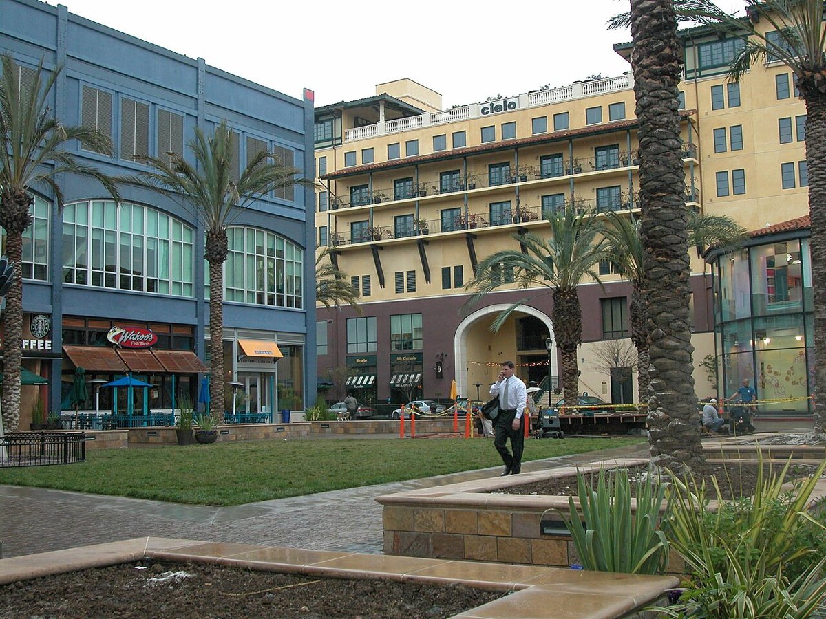 Park Valencia plaza at the center of Santana Row