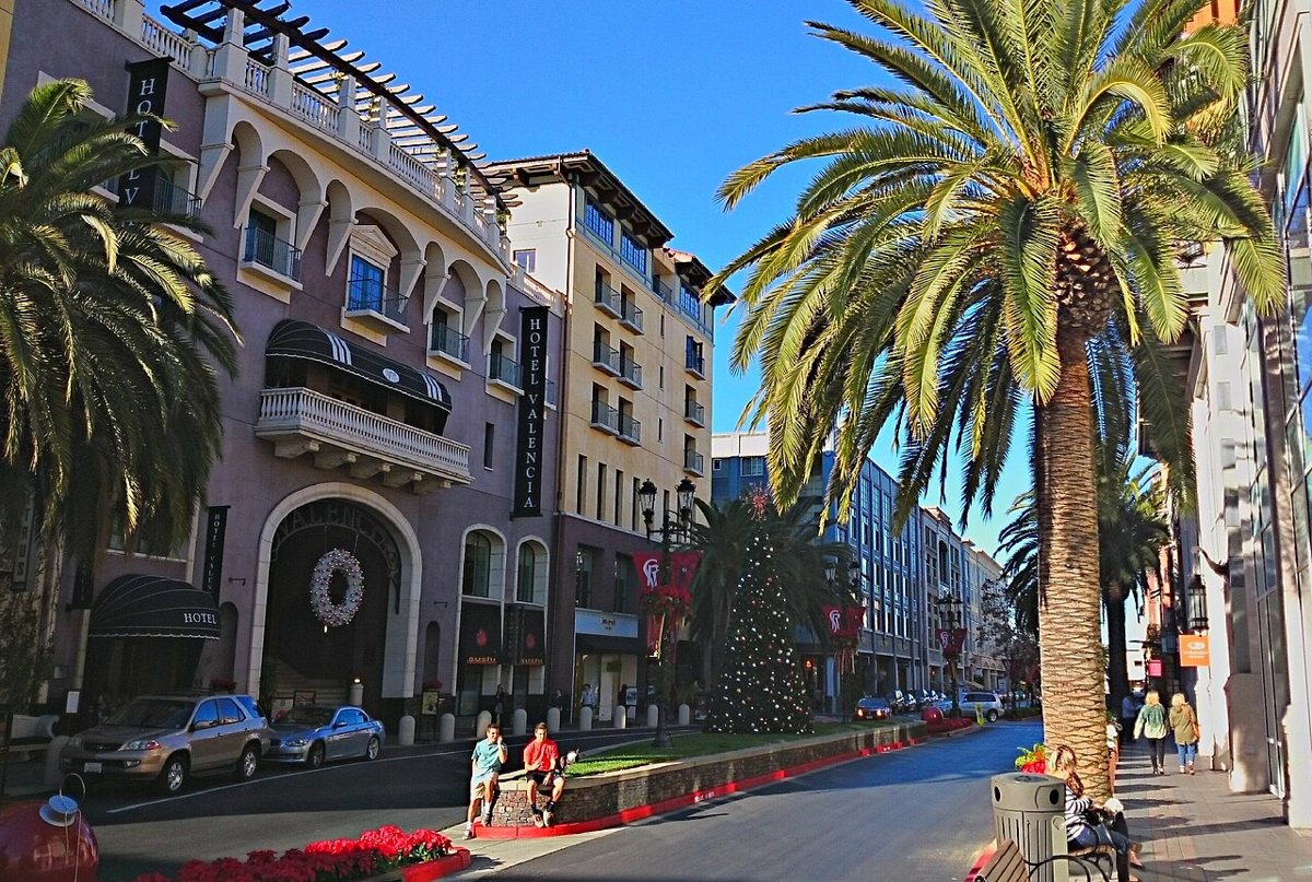 storefronts and shoppers along Santana Row